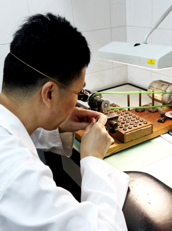 他是上海市首席技师  探访亨得利旗下上海钟表商店维修主管步剑敏