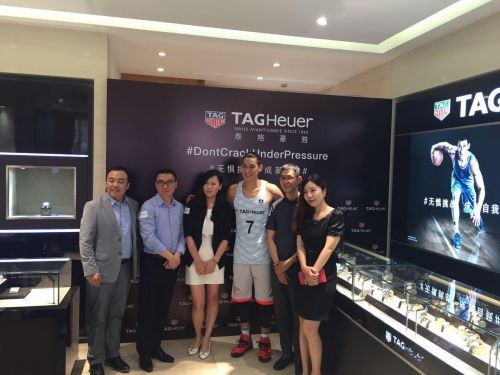 泰格豪雅品牌大使林书豪 造访亨得利集团上海钟表商店