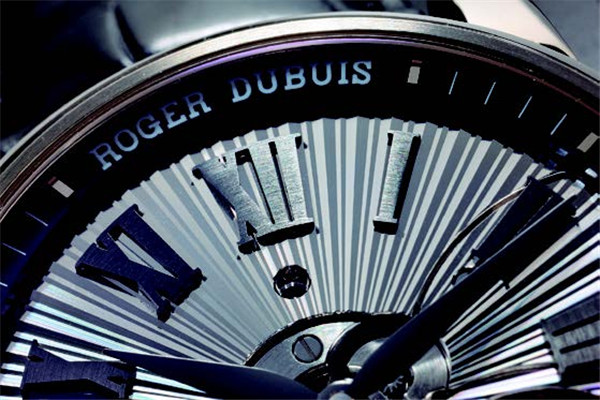 罗杰杜彼 Hommage Double Flying Tourbillon 以古典纹路衬托陀飞轮